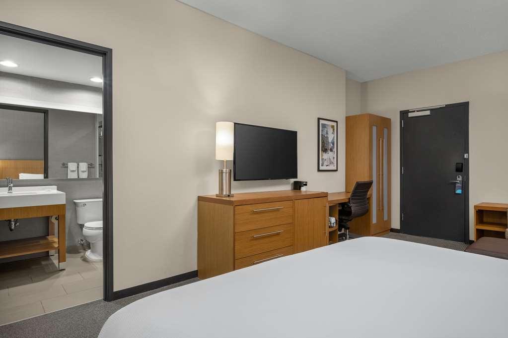 Hyatt Place Iowa City Downtown Hotel Room photo